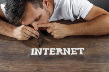 Internet bağımlılığı. Bir adam bir toz bir yazıt online şeklinde kokluyor. Modern teknoloji, uyuşturucu bağımlılığı olan bağımlılığını kavramı.