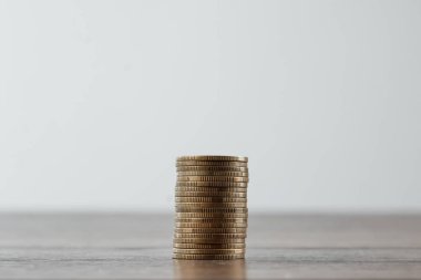 Altın para kolonları, beyaz arka planda düzenlenmiş madeni para yığınları, iş bankacılığı fikri