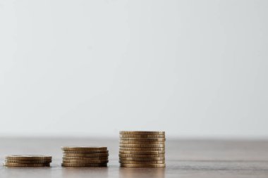 Mevduat, merdivenlerde Paraları masanın üzerine yerleştirilir. Banka ve yatırım para yatırma, banka mevduat faiz, para büyüme kavramı. İş için kredi.