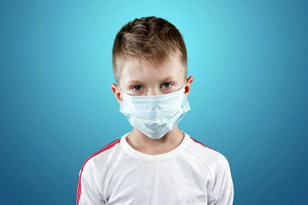 Kleine Jongen Een Kind Een Medische Masker Een Blauwe Achtergrond — Stockfoto