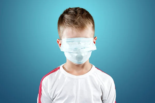 Niño Niño Con Una Máscara Médica Sobre Fondo Azul Concepto —  Fotos de Stock