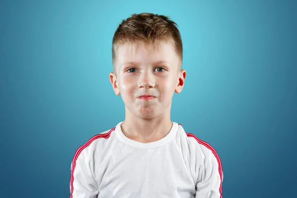 Niño Pequeño Con Las Manos Alto Sonriendo Sobre Fondo Azul —  Fotos de Stock