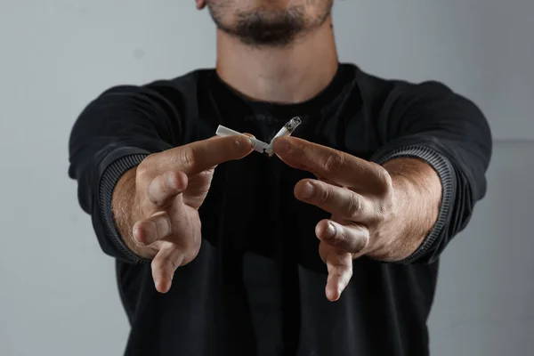 Hombre Sobre Fondo Oscuro Rompe Cigarrillo Concepto Dejar Fumar Renunciar — Foto de Stock