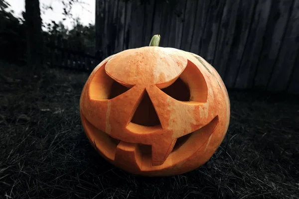 Halloween Sütőtök Lámpa Égő Gyertyákkal Sötét Háttérrel Egy Misztikus Hely — Stock Fotó