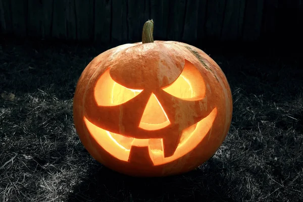 Halloween Pumpa Lykta Med Brinnande Ljus Mörk Bakgrund Mystisk Plats — Stockfoto