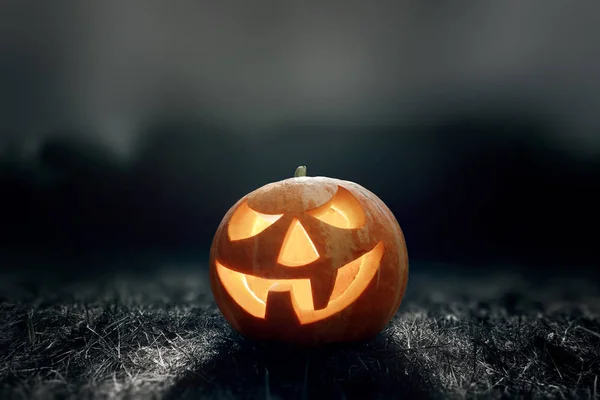 Halloween Sütőtök Lámpa Égő Gyertyákkal Sötét Háttérrel Egy Misztikus Hely — Stock Fotó