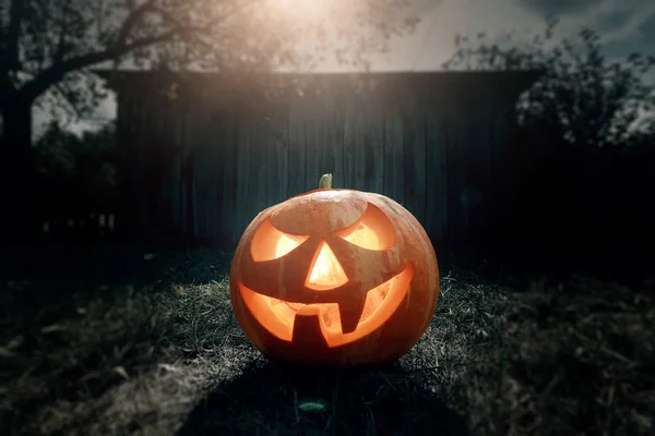 Halloween Pumpa Lykta Med Brinnande Ljus Mörk Bakgrund Mystisk Plats — Stockfoto