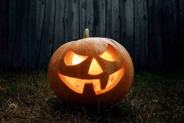 Halloween Pumpa Lykta Med Brinnande Ljus Mörk Bakgrund Mystisk Plats — Stockfoto