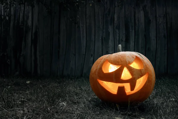 Halloween Pumpa Lykta Med Brinnande Ljus Mörk Bakgrund Mystisk Plats — Stockfoto