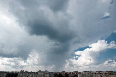 Harika, Tüylü, beyaz bulutlar mavi gökyüzü karşı. Yağmur bulutları. Fırtına öncesi sessizlik gökyüzü durumda.