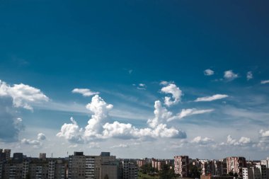 Harika, Tüylü, beyaz bulutlar mavi gökyüzü karşı. Yağmur bulutları. Fırtına öncesi sessizlik gökyüzü durumda.