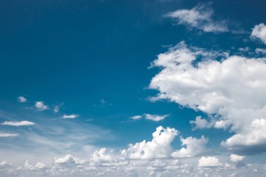 Harika, Tüylü, beyaz bulutlar mavi gökyüzü karşı. Yağmur bulutları. Fırtına öncesi sessizlik gökyüzü durumda.