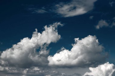 Harika, Tüylü, beyaz bulutlar mavi gökyüzü karşı. Yağmur bulutları. Fırtına öncesi sessizlik gökyüzü durumda.