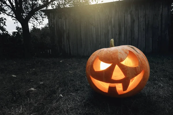 Halloween Pompoen Lantaarn Met Brandende Kaarsen Een Donkere Achtergrond Een — Stockfoto