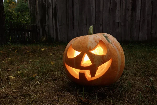 暗い背景にろうそくを燃やすハロウィーンのカボチャのランタンは神秘的な場所です トリックか治療か ハロルインの有名人の背景 — ストック写真