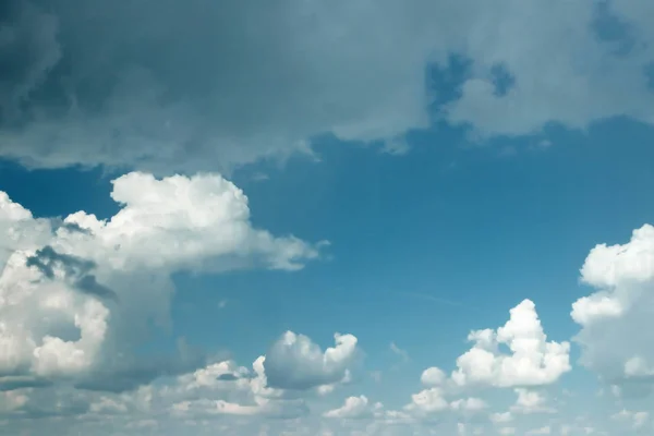 Harika Tüylü Beyaz Bulutlar Mavi Gökyüzü Karşı Yağmur Bulutları Fırtına — Stok fotoğraf