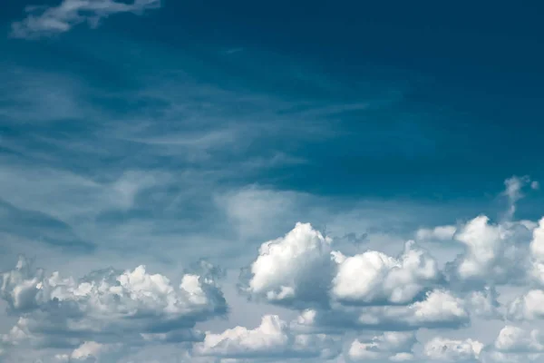 Harika Tüylü Beyaz Bulutlar Mavi Gökyüzü Karşı Yağmur Bulutları Fırtına — Stok fotoğraf