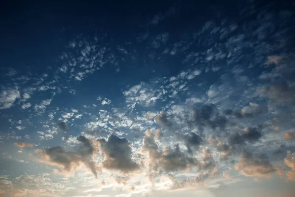 Fantastiche Belle Nuvole All Alba Con Luce Drammatica Situazione Nel — Foto Stock