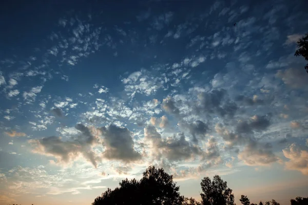 Красивые Красивые Облака Восходе Солнца Ярким Светом Ситуация Небе Утром — стоковое фото