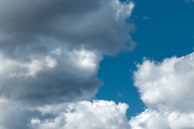 Harika, Tüylü, beyaz bulutlar mavi gökyüzü karşı. Yağmur bulutları. Fırtına öncesi sessizlik gökyüzü durumda.