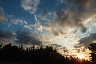 Harika, güzel gündoğumu dramatik ışık ile bulutlara. Sabah gökyüzünde durumda. Sunrise, peyzaj.