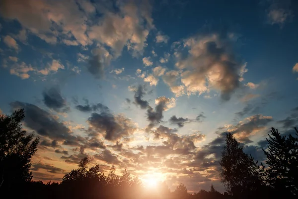 Φανταστικό Όμορφα Σύννεφα Στην Ανατολή Του Ηλίου Δραματική Φως Κατάσταση — Φωτογραφία Αρχείου