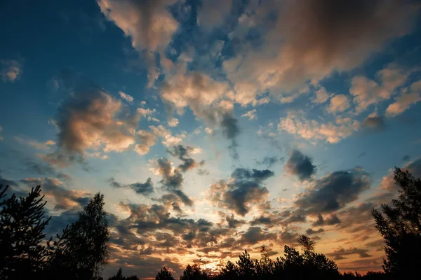 Красивые Красивые Облака Восходе Солнца Ярким Светом Ситуация Небе Утром — стоковое фото