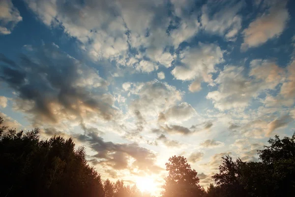 Φανταστικό Όμορφα Σύννεφα Στην Ανατολή Του Ηλίου Δραματική Φως Κατάσταση — Φωτογραφία Αρχείου