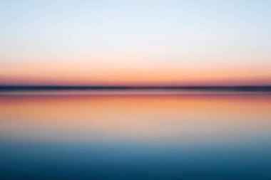 Soyut, bulanık pembe bir doğa, güzel bokeh arka plan. Kavram yaz, tatil. Güzel pembe günbatımı
