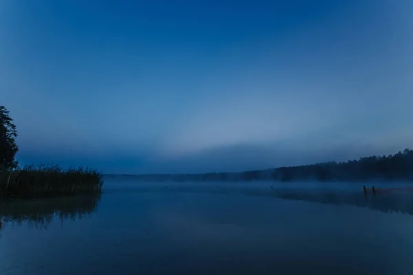 Mgła Nad Jezioro Zmierzch Nad Jezioro Bardzo Gęsta Mgła Świt — Zdjęcie stockowe