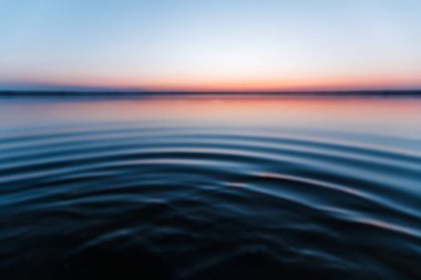 su güzel, pembe günbatımı karşı ircles. Sihirli zamanın.