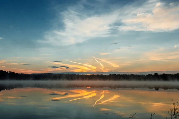 Beautiful Red Dawn Lake Rays Sun Fog Blue Sky Lake — Stock Photo, Image