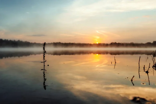 Belle Aube Rouge Sur Lac Les Rayons Soleil Travers Brouillard — Photo