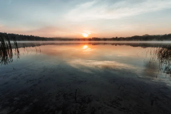 Belle Aube Rouge Sur Lac Les Rayons Soleil Travers Brouillard — Photo