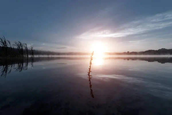 Mgła Nad Jezioro Zmierzch Nad Jezioro Bardzo Gęsta Mgła Świt — Zdjęcie stockowe