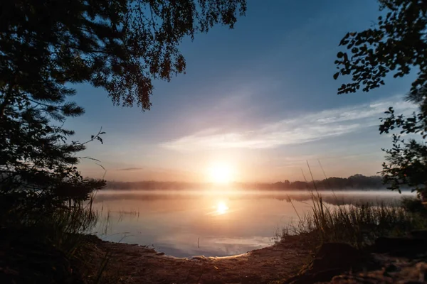 Beautiful Red Dawn Lake Rays Sun Fog Blue Sky Lake — Stock Photo, Image