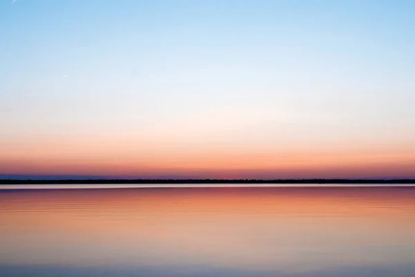 Uma Bela Madrugada Vermelha Lago Raios Sol Através Nevoeiro Céu — Fotografia de Stock