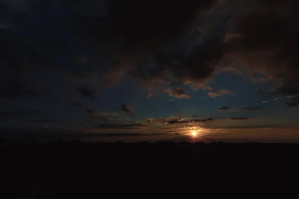 Красивый Туманный Пейзаж Закат Туман Светится Солнце Над Травой Лугу — стоковое фото