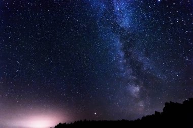 Yıldızlı gökyüzü, Samanyolu, güzel manzara, gece vakti, Beyaz Rusya.