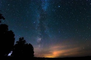 Yıldızlı gökyüzü, Samanyolu, güzel manzara, gece vakti, Beyaz Rusya.