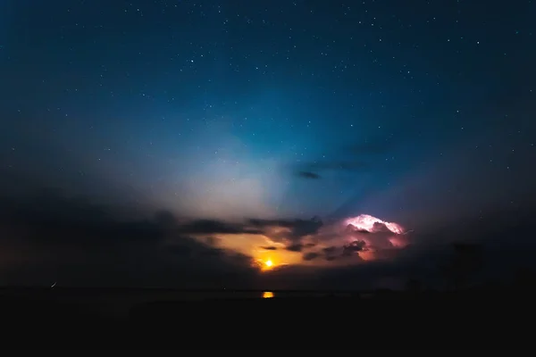 Молния Ударяющая Ярких Облаков Ночью Беларусь Звёздное Небо — стоковое фото