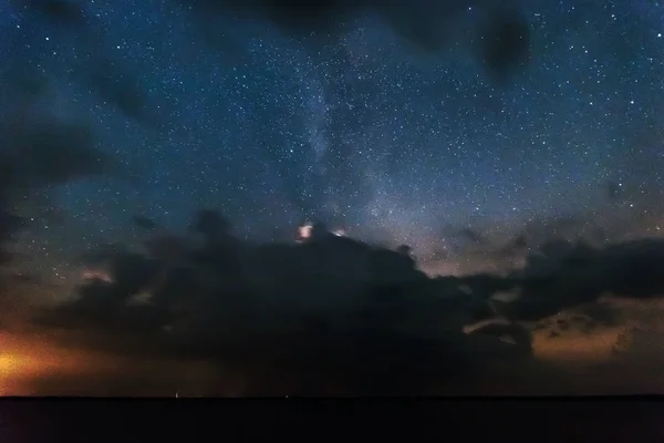 Rayo Luz Que Golpea Nubes Brillantes Noche Bielorrusia Cielo Estrellado —  Fotos de Stock