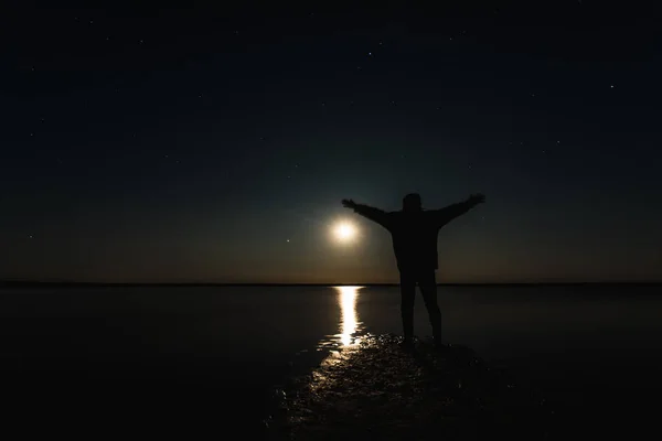 Hombre Encuentra Puesta Sol Luna Bajo Cielo Estrellado Con Estrellas —  Fotos de Stock