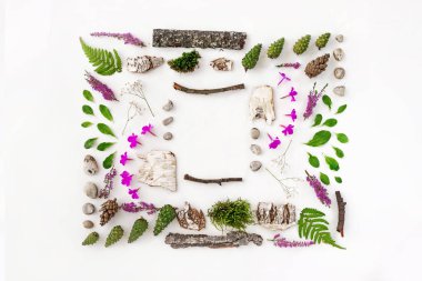 Kare kare, yaratıcı düzen, yaprakları, taş ve ahşap doğal düzen. Boş bir reklam kartı veya davet için. Doğa kavramı. Yaz poster. Düz yatıyordu. Doğa arka plan