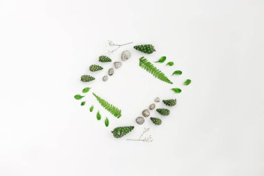 Rhombus çerçeve, yaratıcı düzen, yaprakları, taş ve ahşap beyaz bir arka plan üzerine doğal düzen. Boş bir reklam kartı veya davet için. Doğa kavramı. Yaz poster. Düz yatıyordu. Doğa arka plan