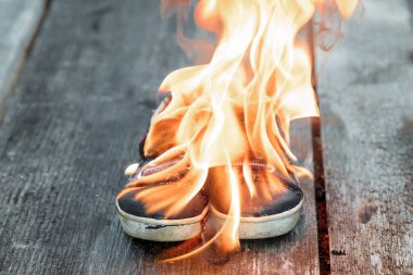 Yaratıcı arka plan, Ayakkabı bir ahşap arka plan üzerinde yanan. Ter feet, kötü koku, uzun kullanımdan sonra şımarık Ayakkabı kavramı.