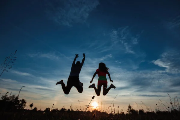 Feliz Casal Jovem Saltando Contra Belo Pôr Sol Liberdade Felicidade — Fotografia de Stock
