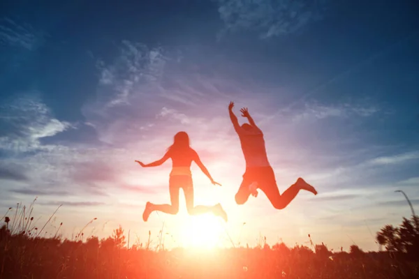 Feliz Casal Jovem Saltando Contra Belo Pôr Sol Liberdade Felicidade — Fotografia de Stock