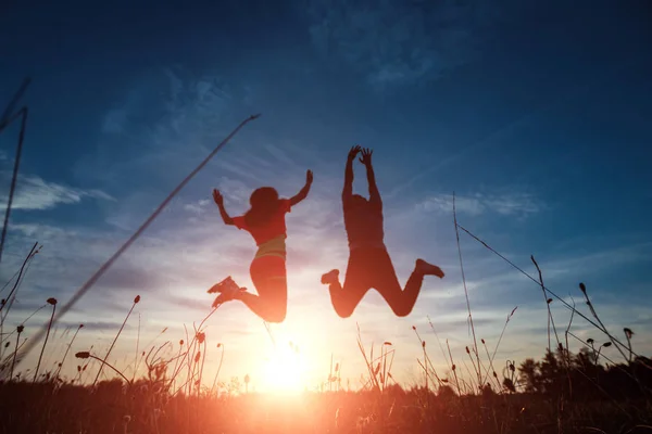 Feliz Casal Jovem Saltando Contra Belo Pôr Sol Liberdade Felicidade — Fotografia de Stock