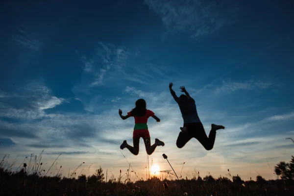 Feliz Casal Jovem Saltando Contra Belo Pôr Sol Liberdade Felicidade — Fotografia de Stock